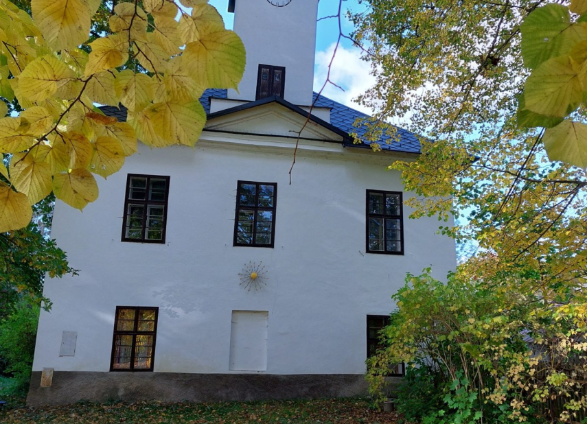 Zámek Petrkov - prohlídka domu, zahrady a výstav, promítání dokumentu
