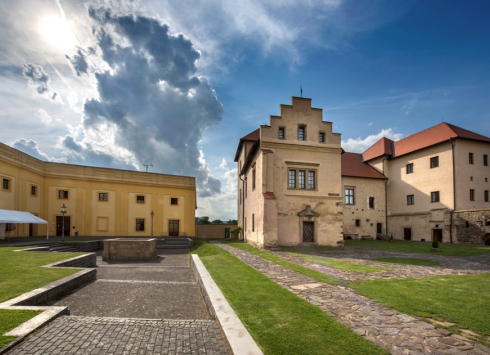 Areál hradu a zámku v Polné