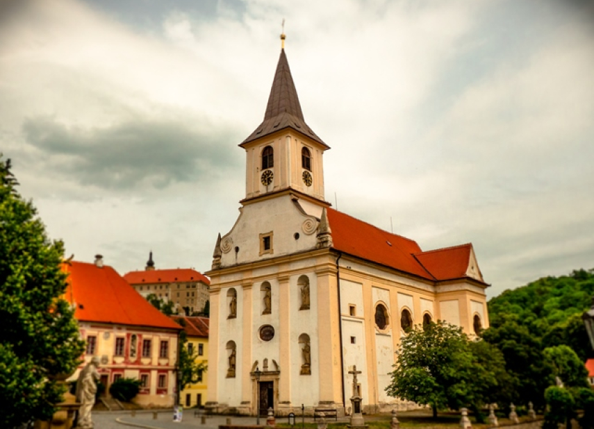 Kostel sv. Jana Křtitele a Farní úřad Náměšť nad Oslavou