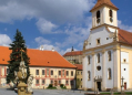 Kostel sv. Jana Křtitele a Farní úřad Náměšť nad Oslavou