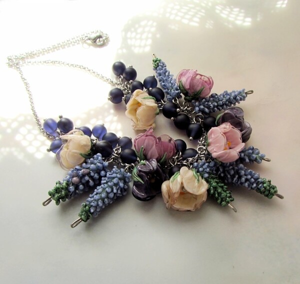 Jitka Baďurová – skleněný šperk z vinutých perel (foto 1)