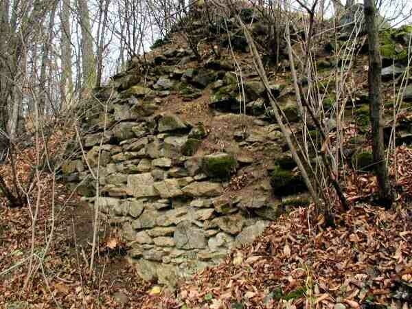 Zřícenina hradu Čalonice (foto 1)