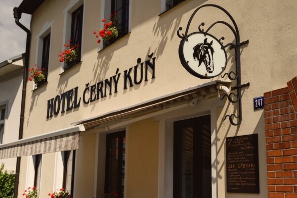 HOTEL ČERNÝ KŮŇ (foto 1)