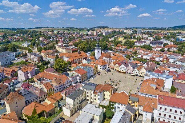 Náměstí a kostel sv. Víta v Pelhřimově (foto 1)