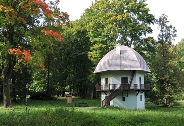 Památník básníka Antonína Sovy Lukavec (foto 1)