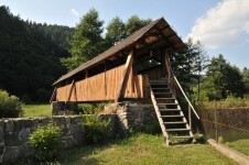 Krytá dřevěná lávka Švařec (foto 3)