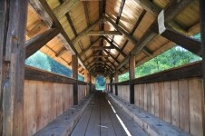 Krytá dřevěná lávka Švařec (foto 2)