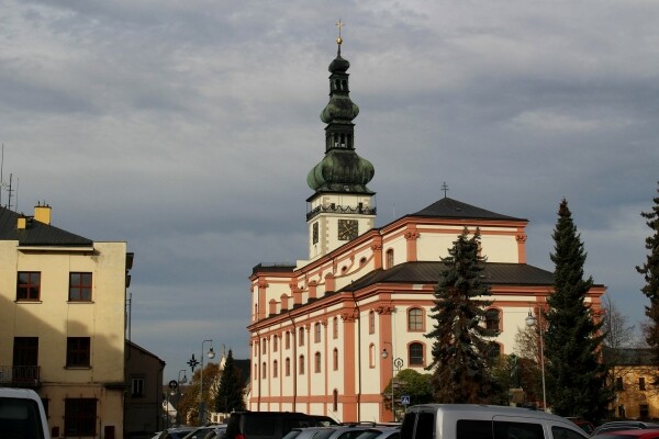 Děkanský kostel Nanebevzetí Panny Marie Polná (foto 1)