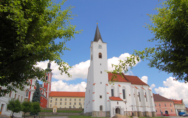 Děkanský chrám sv. archanděla Michaela Pacov (foto 1)