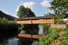 Krytá dřevěná lávka Švařec (foto 4)