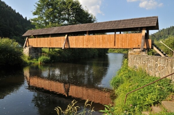 Krytá dřevěná lávka Švařec (foto 1)