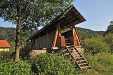 Krytá dřevěná lávka Švařec (foto 5)