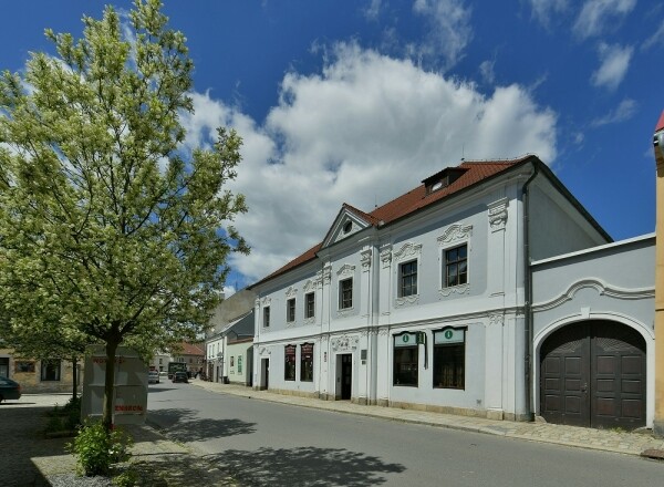 Třešť – městská památková zóna (Schumpeterův dům, muzeum Tesla, křížová cesta) (foto 1)