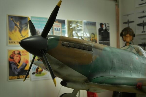 Větrný Jeníkov – muzeum RAF v zámku (foto 1)