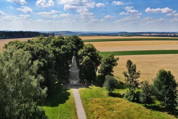 Žižkovo pole – Žižkova mohyla (foto 1)