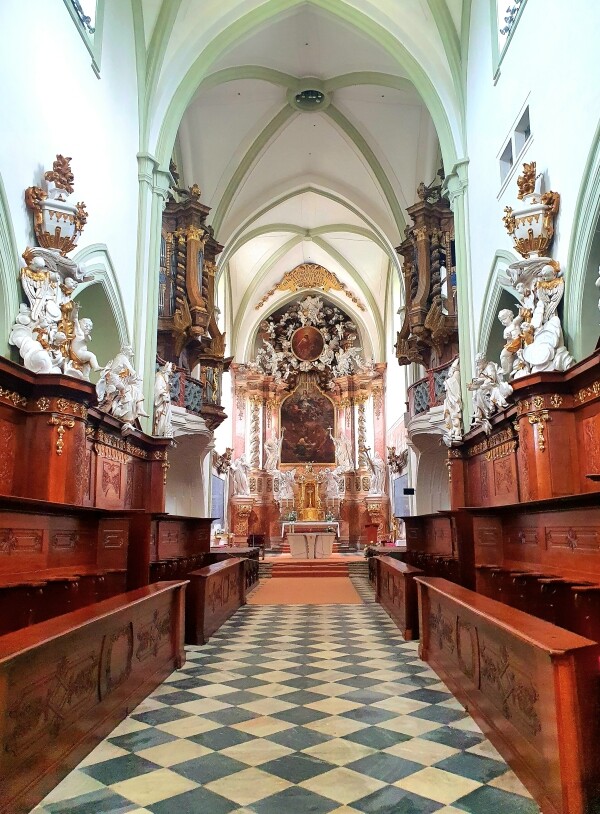 BAZILIKA NANEBEVZETÍ PANNY MARIE A SV. MIKULÁŠE ŽĎÁR NAD SÁZAVOU (foto 1)