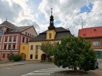 Novoměstskou památkovou zónou (foto 6)