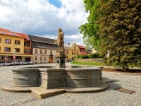 Novoměstskou památkovou zónou (foto 7)