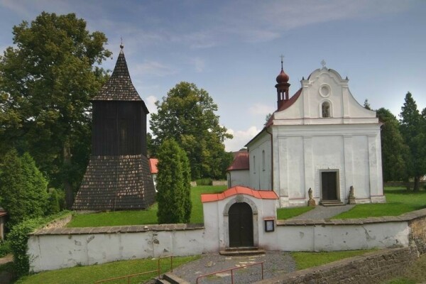 Kostel sv. Václava a dřevěná zvonice v Horním Studenci (foto 1)