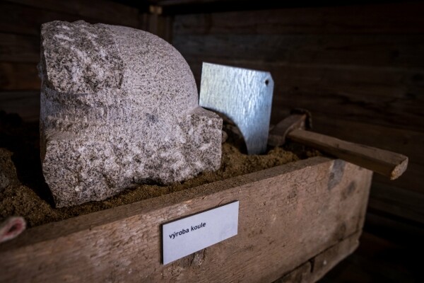 Prozkoumejte kraj kamene (foto 1)