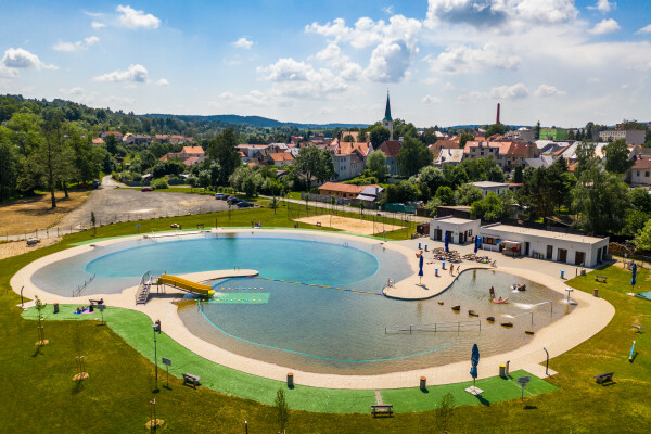 Vodní radovánky v průzračné vodě biotopu Malvíny (foto 1)