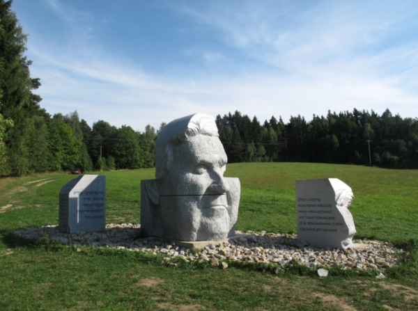 Pomník – Hlava XXII v Dolním Městě (foto 1)