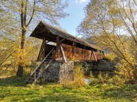 Krytá dřevěná lávka Švařec (foto 9)