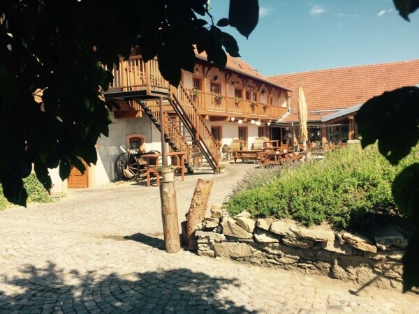 RESTAURACE MOHELENSKÝ DVŮR (foto 1)