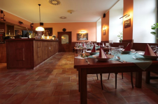 RESTAURACE SVĚT TŘEŠŤ (foto 3)