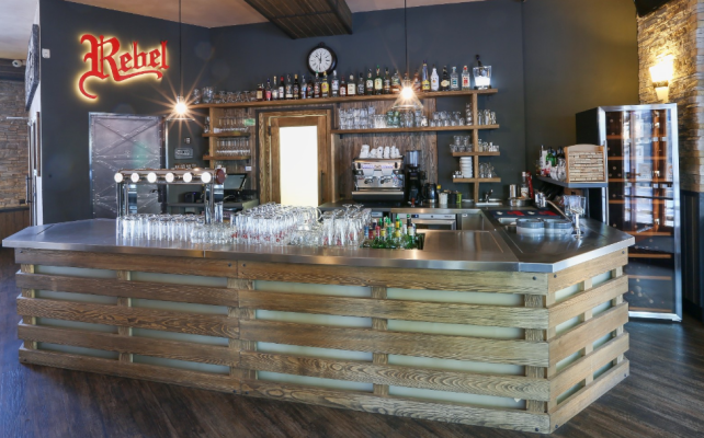 RESTAURACE REBEL NA FARSKÝCH (foto 1)