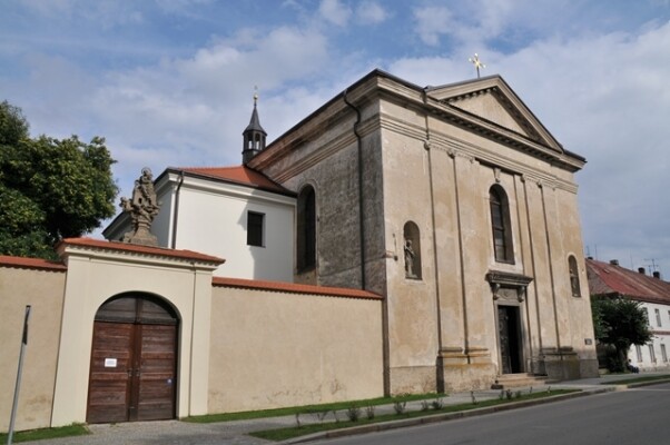 Kostel sv. Františka Serafínského Golčův Jeníkov (foto 1)