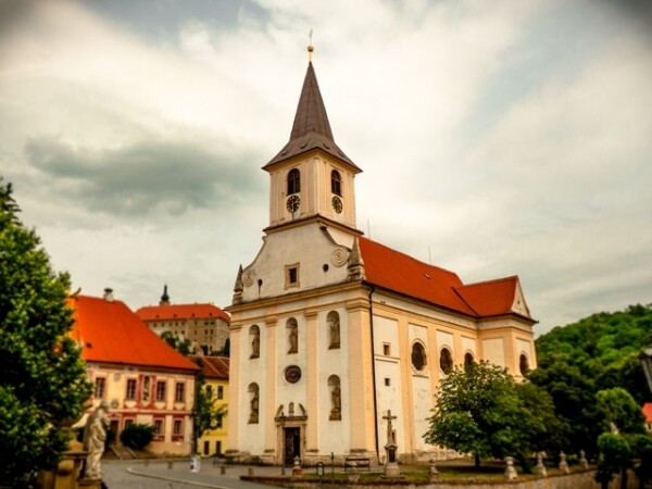 Kostel sv. Jana Křtitele a Farní úřad Náměšť nad Oslavou (foto 1)