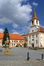 Kostel sv. Jana Křtitele a Farní úřad Náměšť nad Oslavou (foto 4)