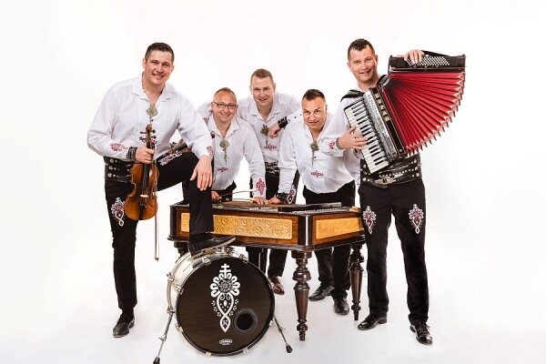 17358328402314-kollarovci