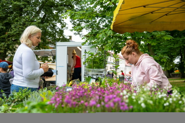 Farmářský trh - zahájení hlavní sezóny (foto 1)