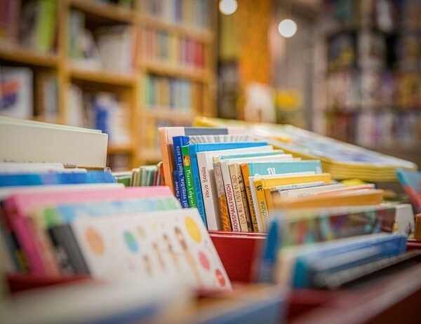 KNIŽNÍ BAZÁREK (foto 1)