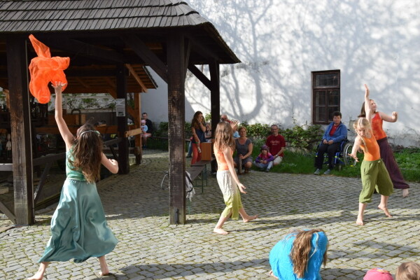 Otevírání mlejnku (foto 1)