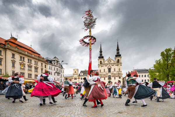 Zaplétání máje a májový jarmark (foto 1)