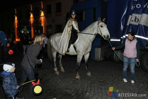 SVATOMARTINSKÝ LAMPIONOVÝ PRŮVOD S OHŇOSTROJEM (foto 1)