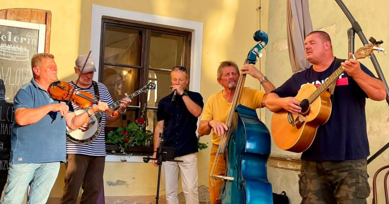 Posezení v Panské restauraci Telč se Strunaband (foto 1)