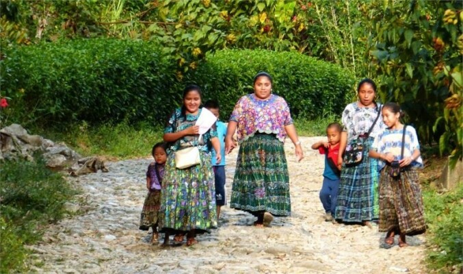 Lenka a Václav Špillarovi - Země mezi sopkami a oceány (foto 1)