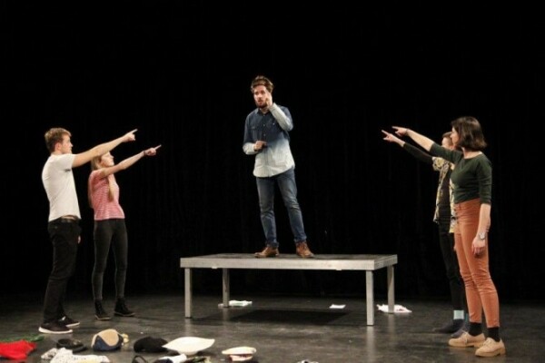 Druhá dvojpremiéra: Je divnej + Padá satelit, něco si přej (foto 1)