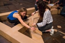 Monument z kartonu na Zámku Ždár (foto 2)