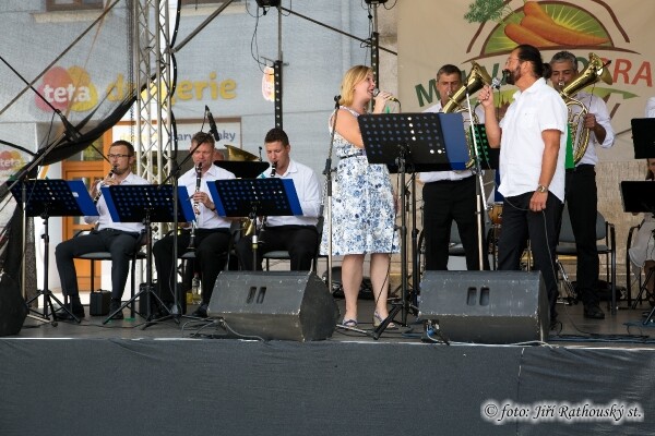 Dechovka na náměstí (foto 1)