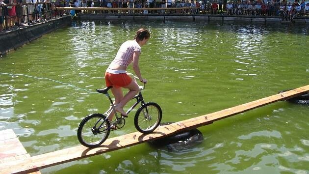 Závody přes rybník (foto 1)