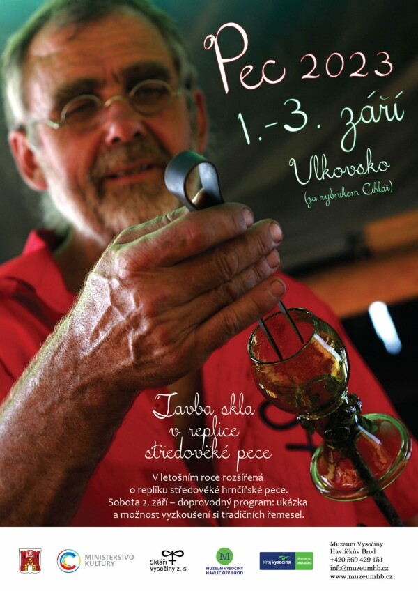 Tavba skla v replice středověké pece (foto 1)