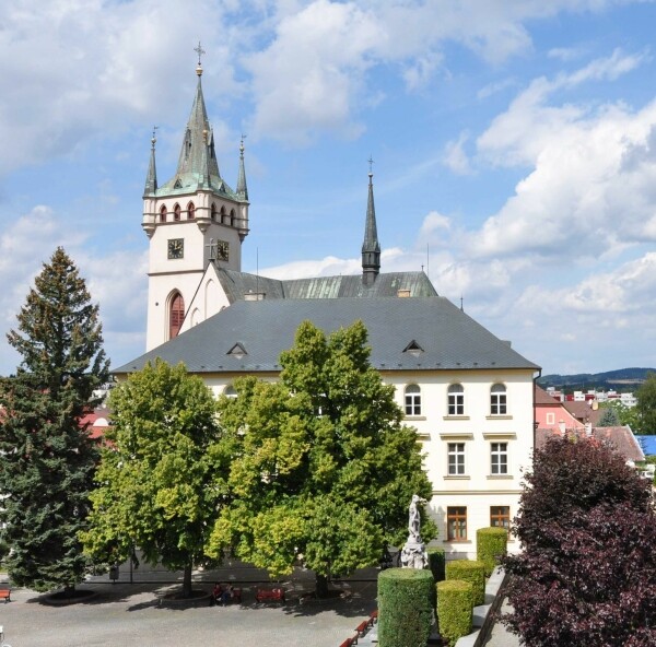 Vzpomínkový večer k 80. výročí úmrtí A. Hrdličky a 100. výročí narození Fr. Brzoně (foto 1)