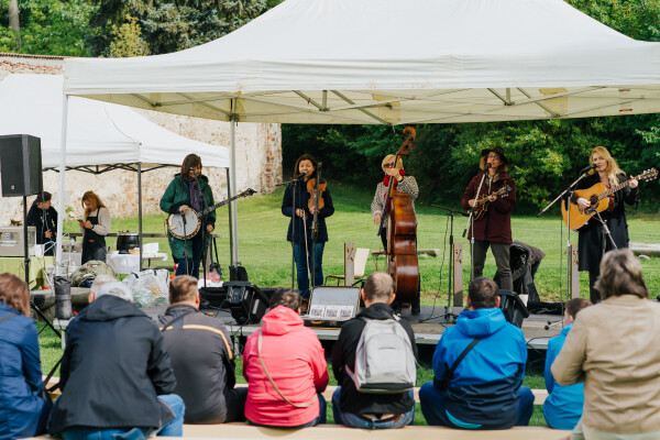 Žďáráci na zámku a v podzámčí (foto 1)