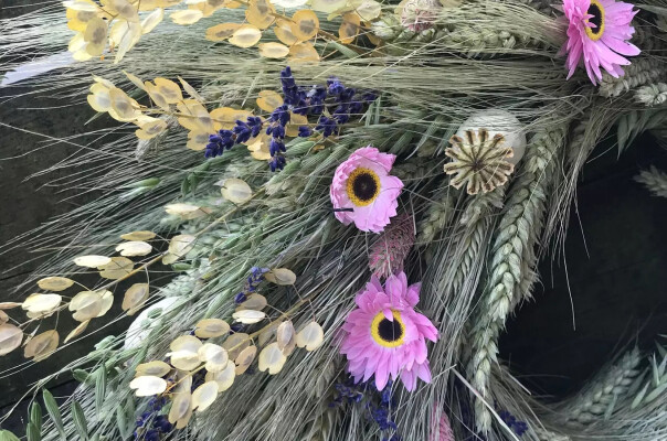 Dialog – výstava obrazů a květinových aranžmá ve sklárně Tasice (foto 1)