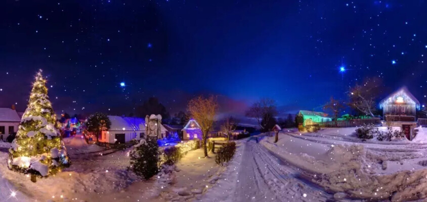 Vánočně osvětlená vesnička Kladruby v Železných horách (foto 1)